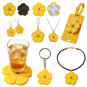 ชุดอุปกรณ์ซิลิโคน PVC ลายดอกไม้ประจำชาติ UAE สีเหลืองทะเลทราย ประกอบด้วยที่รองแก้ว สร้อยคอ สร้อยข้อมือ ของตกแต่งบ้านและอุปกรณ์เดินทางธีม UAE แบบ OEM/ODM - Product Image 3