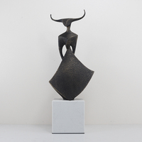 Sculpture abstraite de vache texturée en cuivre antique, base en marbre blanc, ornement humain à tête de taureau, fait main, luxe moderne pour maison et hôtel