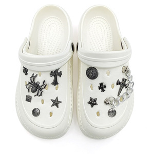 En gros, Boucles de chaussures en métal style rétro punk, Série couleur canon de fusil, Accessoires DIY pour chaussures à trous, Accessoires chaîne araignée de dessin animé, Breloques pour sabots - Product Image 3