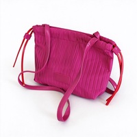 Tas Selempang Dumpling Anti Air Bahan Nilon Mengkilap dengan Tali PU Tipis dan Sisi Berkerut untuk Wanita, Cocok untuk Liburan Akhir Pekan, Kencan, dan Liburan