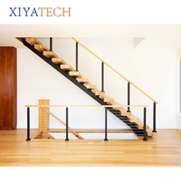 Escalier flottant contemporain XIYATECH avec marches en bois massif éclairées par LED, garde-corps en verre et limon en acier invisible