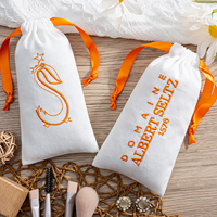 Pochette en coton sergé blanc imprimée sur mesure avec cordon de serrage et ruban logo cœur, petit sac cadeau pour faveurs de mariage
