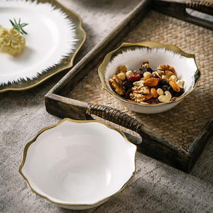 Juego de Platos de Cerámica con Borde Dorado en Forma de Flor, Platos Hondos, Vajilla de Porcelana Blanca para Bodas, Fiestas y Cenas - Product Image 6
