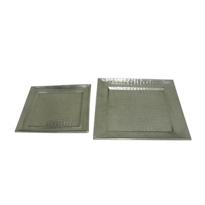 Ensemble de 2 plateaux carrés en métal martelé en aluminium Objet de service décoratif pour maison, restaurant et hôtel - Product Image 3