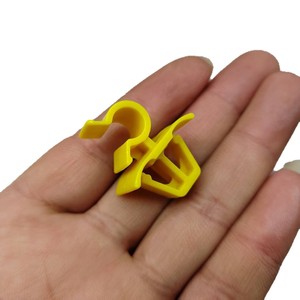 Clip de fixation de capot moteur Skoda 5M0823397B pour Yeti Volkswagen Up E Up – Pièce de rechange automobile - Product Image 1