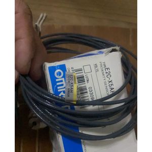   Sensor de Proximidad E2C-X5AH con Cable de 3m y Carcasa de Plástico, Hecho en Japón - Product Image 2