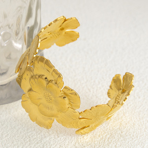 Brazalete de Acero de Titanio con Forma de Flor, Chapado en Oro de 18K, Joyería para Mujer, Modelo Sz61018 - Product Image 3