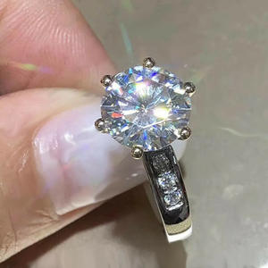 Anello di Fidanzamento Classico da Donna Q655 con Diamante Sintetico Taglio Brillante Rotondo e Pietre Laterali, Placcato in Oro 18k - Product Image 3