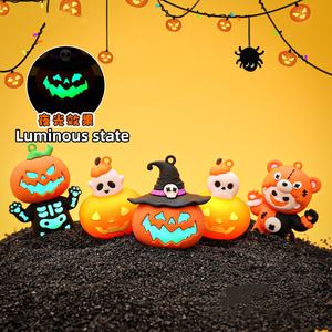 Porte-clés lumineux en PVC caoutchouc 3D en forme de citrouille pour Halloween, cadeau de festival - Product Image 2