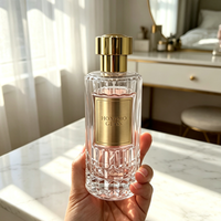Flacon de parfum élégant en verre strié de 100 ml, fond épais, bouchon en métal doré, couleur personnalisée et étiquette en métal, emballage de luxe à vendre
