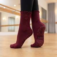 Chaussettes de Pilates personnalisées avec logo, bord festonné, pour femmes, antidérapantes, avec lettres jacquard