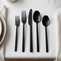Ensemble de couverts de qualité supérieure en acier inoxydable 18/10, design tendance nordique moderne, manche de qualité restaurant.