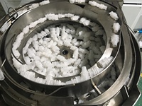 Machine de scellage et d'insertion de becs verseurs pour sachets, entièrement automatique, durable, de qualité alimentaire, contrôlée par PLC, à moteur pneumatique, numérique, en plastique