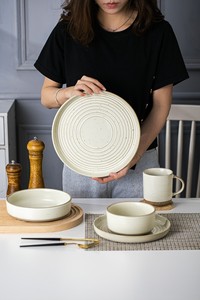 Gres Circle Line piatti in gres porcellanato in ceramica gialla profonda - Product Image 3