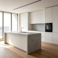 Cuisine moderne en contreplaqué marin stratifié avec îlot et comptoirs en quartz, ensemble complet sur mesure, laque blanche haute brillance