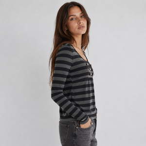 T-shirt à manches longues en tricot rayé pour femme, détails boutonnés, style décontracté, haut d'automne - Product Image 4