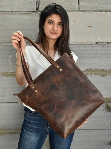 Sac fourre-tout en cuir de qualité supérieure avec compartiment pour ordinateur portable et rangement organisé pour femmes professionnelles, disponible au prix d'exportation - Product Image 2