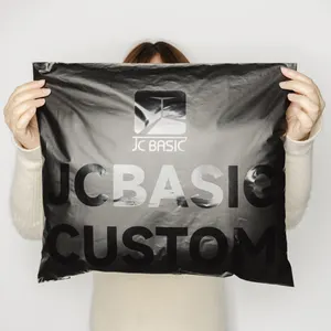 Bolsas biodegradables impresas en negro UV impermeables personalizadas, bolsas de correo esmeriladas de gran tamaño con logotipo personalizado
