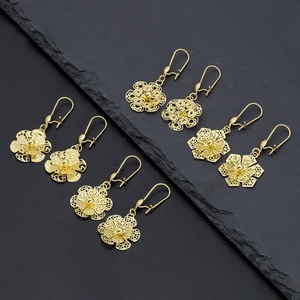 JXX 2024 Novedad: Pendientes de gancho grandes de latón con diseño floral, proveedor de oro, precio al por mayor - Product Image 1