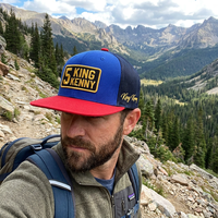 Casquette de baseball pour homme, style designer tendance, bleu roi et rouge, avec logo rectangulaire, dos en maille, 5 panneaux, pour sports de plein air