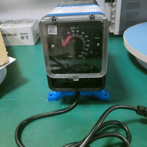 プルサトロンシリーズE PLUSメータリングポンプ-0.13-25 GPH、30-300 PSI、4-20mAコントロール、水処理 - Product Image 3