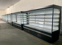 Vitrine réfrigérée commerciale avec grande fenêtre transparente permettant aux clients de voir clairement tous les produits stockés