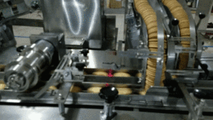 स्काईविन स्वचालित दो लेन एक रंग 3 + 2 स्वचालित क्रीम सैंडविच बिस्कुट निर्माता बिस्किट सैंडविच बनाने और रैपिंग मशीन - Product Image 4