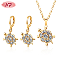 Ensemble de collier et de boucles d'oreilles avec pendentif tortue, bijoux en zircone cubique plaqués or 18 carats, ensemble de bijoux pour femmes en laiton