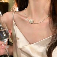Nouveau Collier Ras-du-Cou Haut de Gamme pour Femme, Style Français, avec Perles Imitation Fleur Délicates et Chaîne Sportive pour Fête 2026