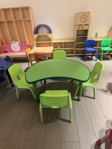 Ensemble de chaises et de tables en plastique pour enfants à hauteur réglable en forme de lune pour les meubles de l'école maternelle Bureau pour enfants de maternelle - Product Image 6