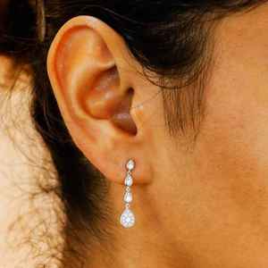 Boucles d'oreilles pendantes Elvora Gems pour femme en or 14 carats avec diamants en forme de goutte, style Art Déco, pavé de pierres en forme de poire, 2,41 g (paire), 32 pierres, 0,55 ct - Product Image 3