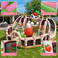 Aire de jeux gonflable commerciale sur le thème du gâteau aux fraises avec toboggan et parcours d'obstacles pour enfants, idéale pour les fêtes en plein air et la location.