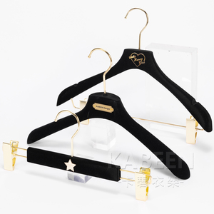 Cintres en <span class=keywords><strong>velours</strong></span> antidérapants personnalisés avec logo pour pantalons, cintres noirs en <span class=keywords><strong>velours</strong></span> et tissu pour magasins de vêtements, cintres pour vêtements féminins - Product Image 1