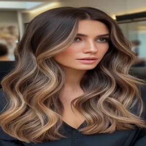 Parrucche di <span class=keywords><strong>capelli</strong></span> umani biondi <span class=keywords><strong>caramello</strong></span> con riflessi marroni a strati, ondulate, con frontale in pizzo indiano grezzo 13x6 - Product Image 1