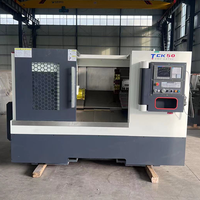 Torno CNC de bancada inclinada TCK/FCK50 con guías lineales de alta rigidez y torreta de 8 estaciones para piezas de automoción y ferretería.