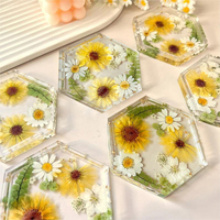 Tailai Dessous de verre moderne en résine Conception de fleurs dorées et dessous de verre en résine avec fleur pressée Sous-verres en résine époxy pour cadeau de Noël