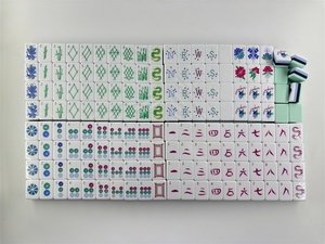 Jeu de Mahjong Américain 4 couches gravé, 160 tuiles, en acrylique bleu pâle, édition de luxe Chinoiserie Jardin Sauge, édition boutique - Product Image 4