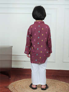 Ensemble Kurta en coton imprimé pour garçons avec pyjama blanc – Tenue ethnique traditionnelle pour fêtes et mariages – Ensemble Kurta pour enfants - Product Image 2