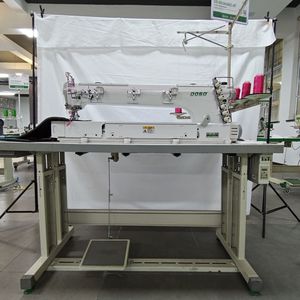 Machine à coudre industrielle informatisée haute vitesse Doso avec coupe-fil, point interlock, lit plat, moteur métallique, état neuf - Product Image 1