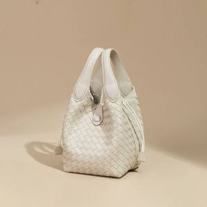 กระเป๋าสะพายข้างทรงเรโทรสุดฮิตสำหรับผู้หญิง ปิดด้วยเชือก วัสดุ PU ทอแบบถุง มีซับในโพลีเอสเตอร์ ขนาดกะทัดรัด 1-1.9 ลิตร เหมาะสำหรับการเดินทาง - Product Image 3