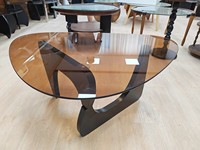 Table basse triangulaire en verre moderne ModHomi, style mid-century, plateau en verre trempé, base en bois massif, table à thé pour salon
