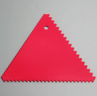 Peigne triangle à dents rouges et grattoir multifonction en silicone Outil 2 en 1