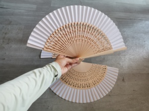 Abanico Plegable de Tela de 23 cm con Mango de Madera Natural de Sándalo Pintado a Mano de 6.2 cm para Decoración del Hogar y Regalos - Product Image 2