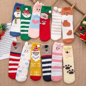 Chaussettes en molleton de corail de Noël pour adultes avec motif de dessin animé de renne 3D semelle antidérapante chaussettes de sol chaudes et confortables idéales pour un cadeau d'hiver - Product Image 1