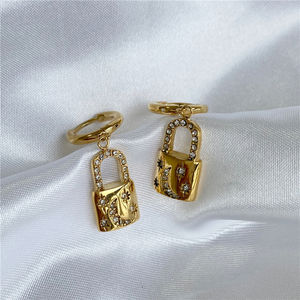 नए फैशनेबल कान की बाली जिक्रोन प्रशस्त ताला हार और कान की बाली शरद ऋतु सर्दियों के गहने 18K पीवीडी सोना मढ़वाया लक्जरी कान की बाली महिलाओं के एन/एक - Product Image 5