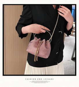 กระเป๋าถือยอดนิยม แฟชั่นใหม่ กระเป๋าสะพายไหล่เดียว สายโซ่คริสตัล กระเป๋าทรงถังสำหรับผู้หญิง ยี่ห้อ Tanjing - Product Image 3