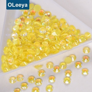 Strass en vrac Oleeya Factory 2028, strass à dos plat pour nail art, strass lumineux et phosphorescents pour robe de soirée de Noël - Product Image 3