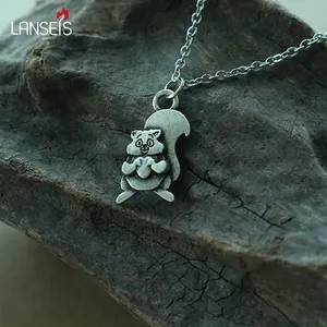 Collana con Ciondolo Animale Carino per Donne, Pendente a Forma di Scoiattolo Kawaii, Collana con Scoiattolo Grasso che Mangia Pigne - Product Image 3