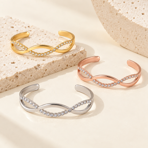 กำไลข้อมือแบบเปิดประดับเพทาย รุ่น Zircon Wave ทำจากสแตนเลสและเพทาย ชุบทอง 14K ด้วยระบบสุญญากาศ - Product Image 1