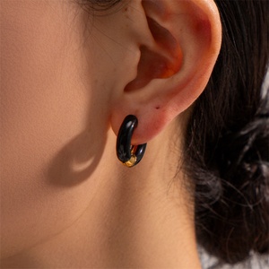Boucles d'oreilles créoles populaires et mignonnes en or 18 carats avec émail - Product Image 4